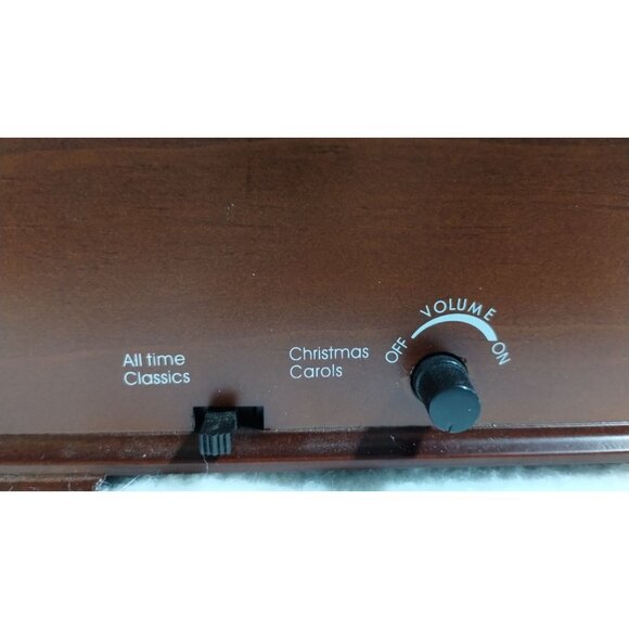 Gold Label Collection Illuminated Music Box With Animated Skaters & 30 Songs - Picture 10 of 13